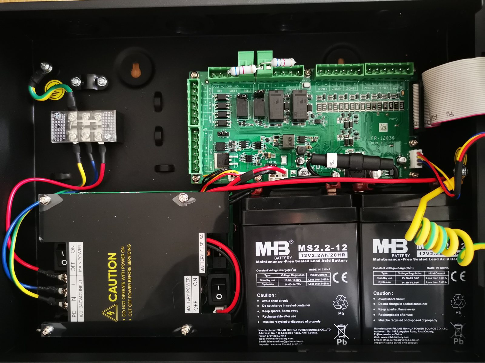 ภายในตู้ HF-C108 บอร์ด ภาคจ่ายไฟ และแบต 12V 2 ก้อน